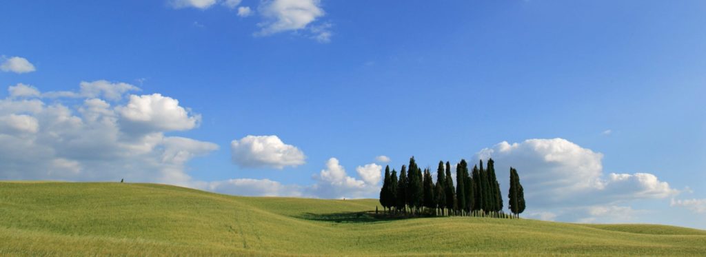 Pasqua in Toscana con chi vuoi e dove vuoi - panorama con cipressi e nuvole