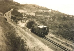 Treno_in_transito_sulla_ferrovia_Saline-Volterra