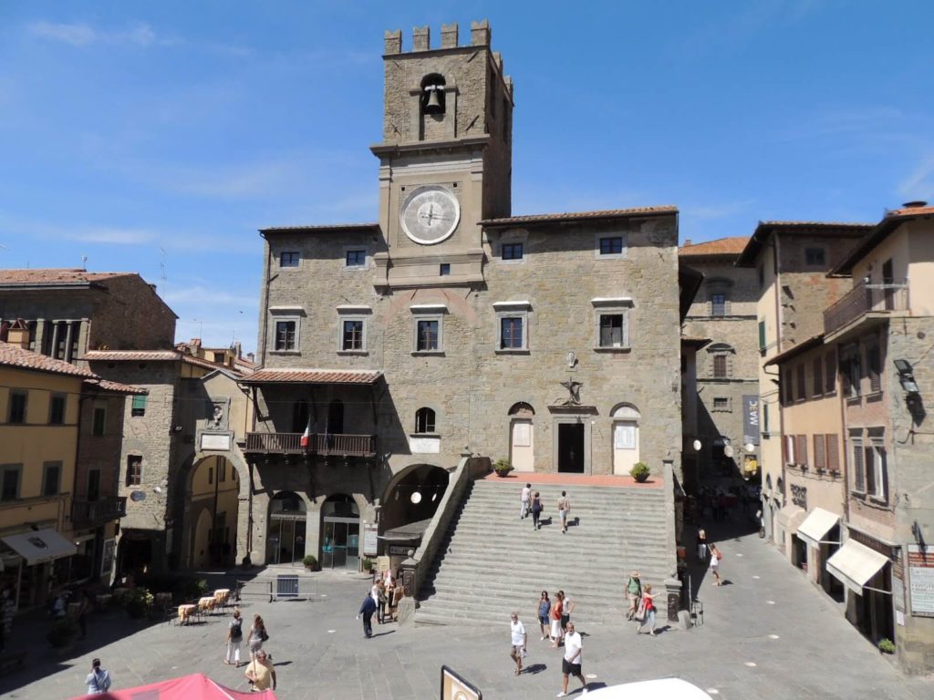 Pasqua in Toscana con chi vuoi e dove vuoi Cortona il Palazzo del Comune  con la scalinata, la torre e l'orologio