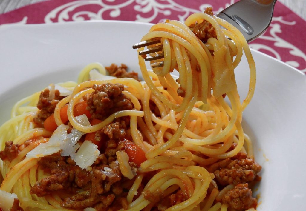 10 motivi per mangiare la pasta fresca - piatto di pasta con sugo di carne, carote e scaglie di parmigiano