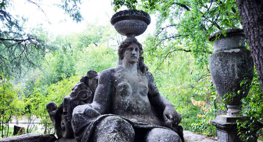 altra statua presente nel parco dei mostri, questa è la figura di una donna seduta con un vaso in testa