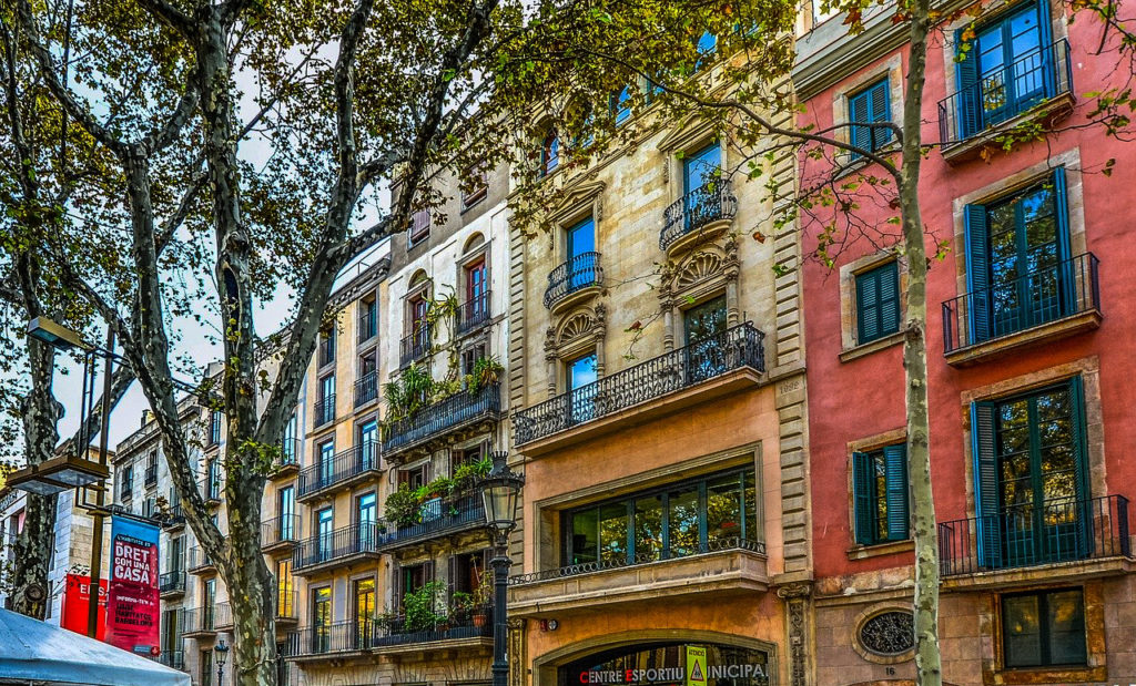 I palazzi molto colorati di un viale di Barcellona