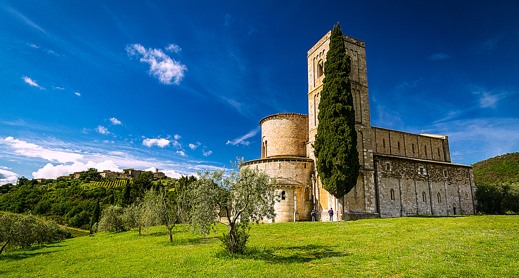 Sant'Antimo visto da lontano e fotografato dall'angolo della torre campanaria