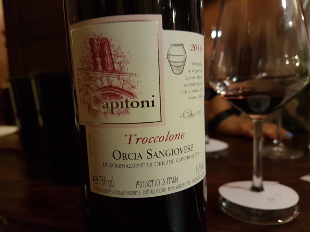 Addio vecchia e romantica degustazione Bottiglia di vino di Marco Capitoni presa in primo piano con bicchiere