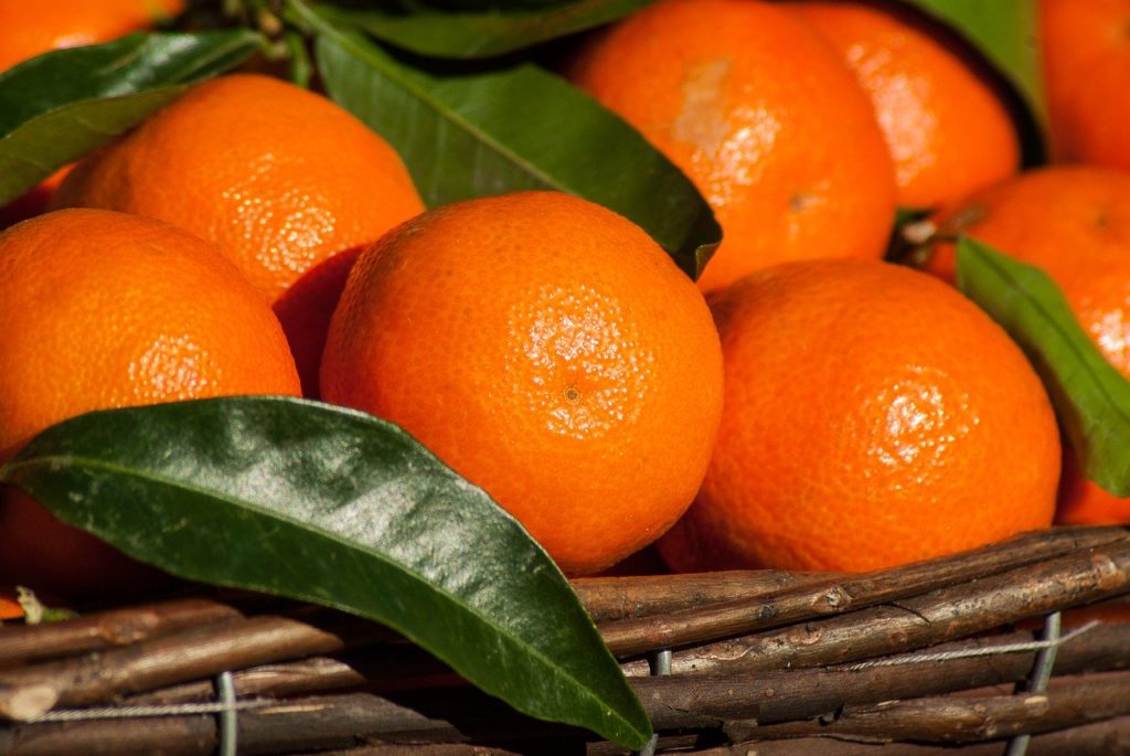 mandarini esposti dentro una cassetta sul banco