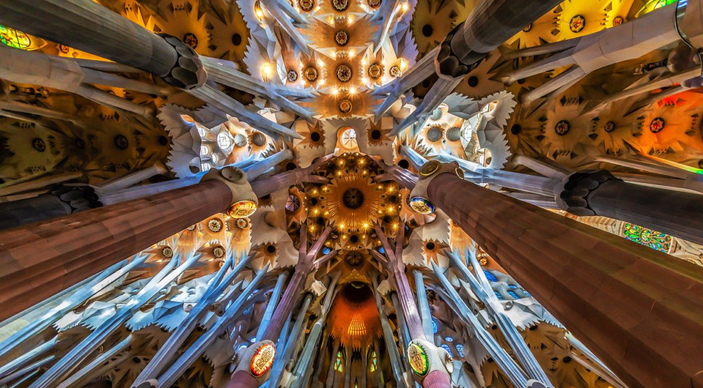 Vista dal basso l'alto dell'interno della maestosa chiesa incompiuta della Sagrada Familia