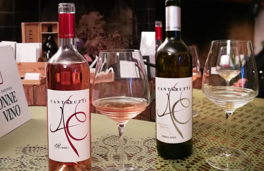 Addio vecchia e romantica degustazione  bottiglie di vino sul tavolo della saletta degustazione dell'azienda Cantarutti Alfieri