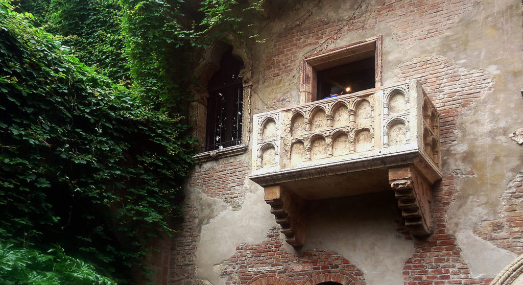 Si vede il famoso terrazzino di Giulietta e Romeo