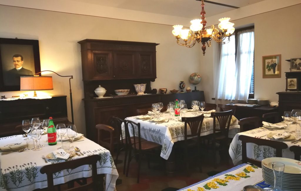 La sala da pranzo nella cascina di Lorenzo Corino a Costigliole d'Asti