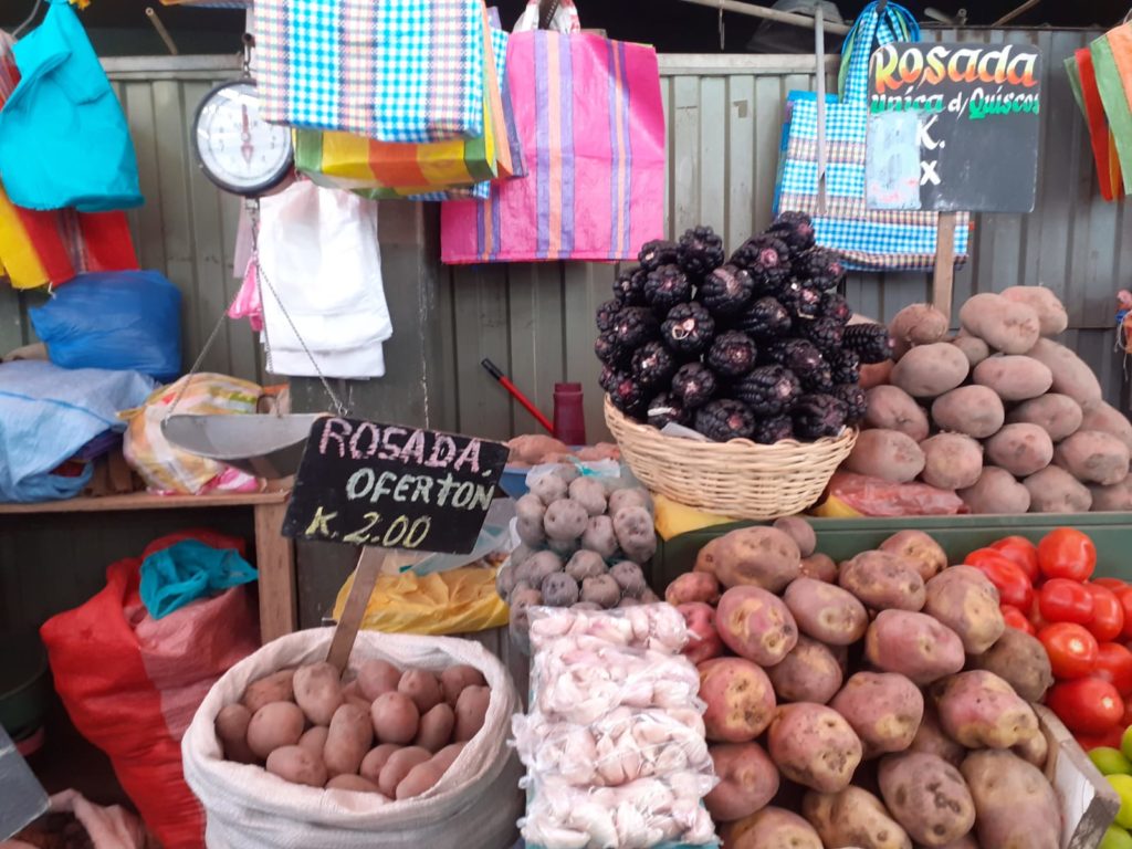 Il mio Perù tra sogno e realtà - prodotti alimentari in vendita al mercato patate di vari solori