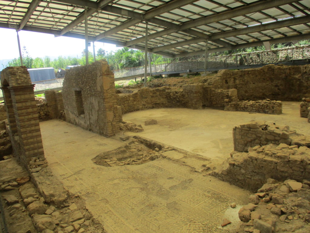 museo villa romana di Patti anfore e scavo villa romana
