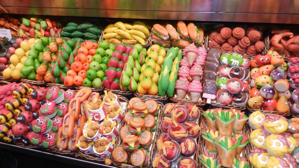 Sicilia: in vacanza con Proserpina - banco pieno di dolcetti colorati di marzapane 