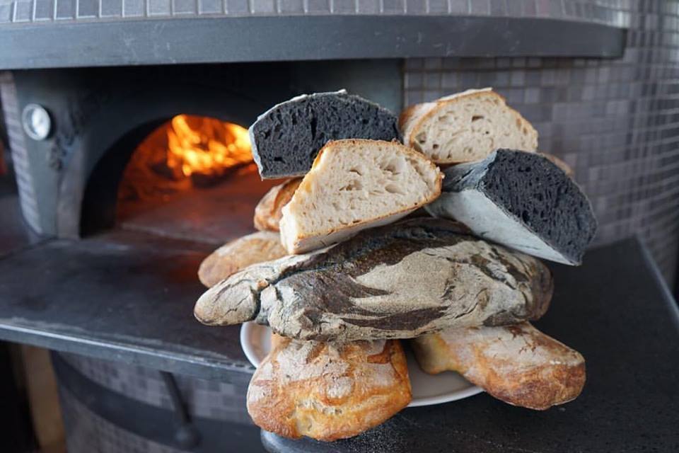 Dove mangiare a Firenze: il nuovo Cipiglio i vari tipi di pane del Cipiglio sullo sfondo del forno da pizza