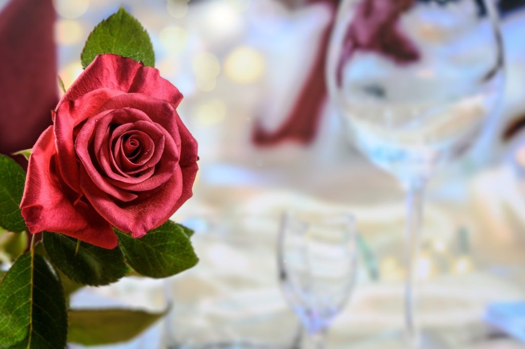 5 modi per dire San Valentino anzi  valent...wine rosa rossa in primo piano e bicchiere sullo sfondo