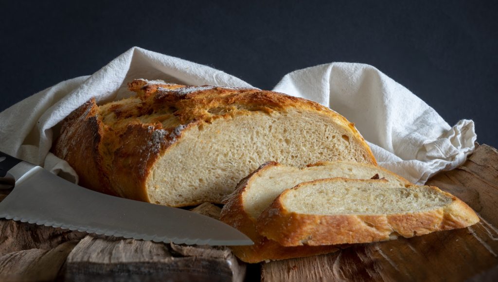 Fake news tra storia e social network - pane e fette di pane con tovagliolo bianco