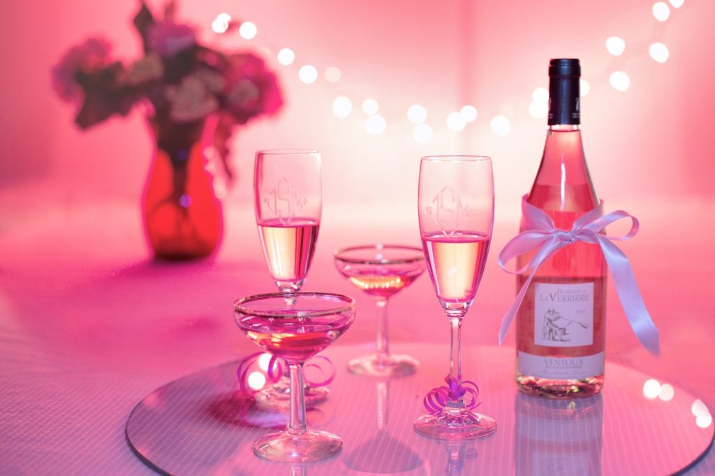 5 modi per dire San Valentino anzi  valent...wine due calici e una bottiglia atmosfera rosa