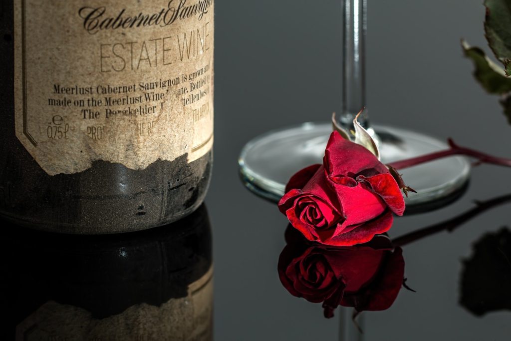 5 modi per dire San Valentino anzi  valent...wine bottiglia con etichetta invecchiata e rosa rossa