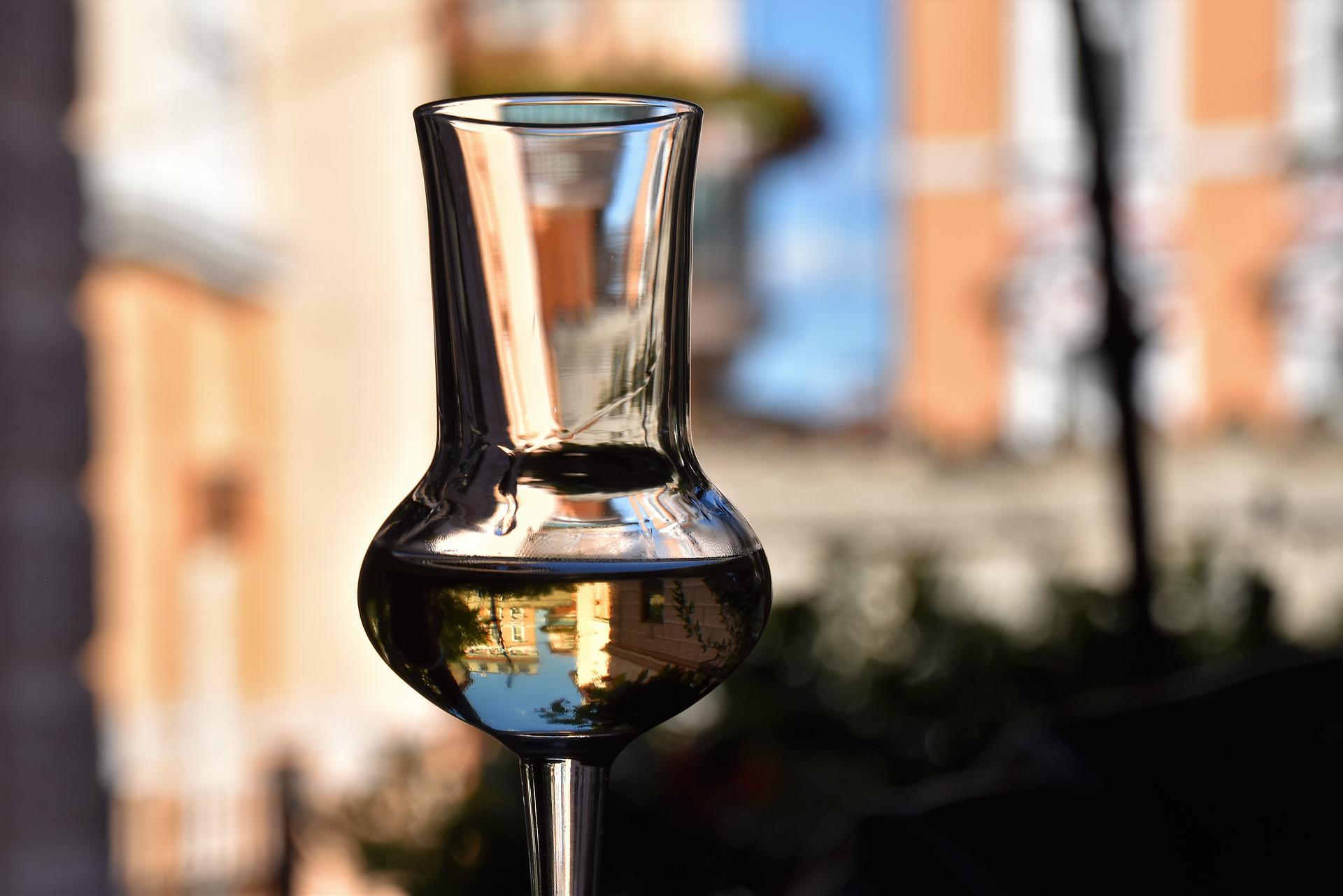 Bicchiere da grappa - Foto di Andrea Som da Pixabay