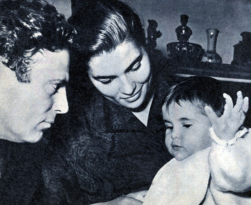 Raf Vallone ed Elena Varzi con la piccola Eleonora