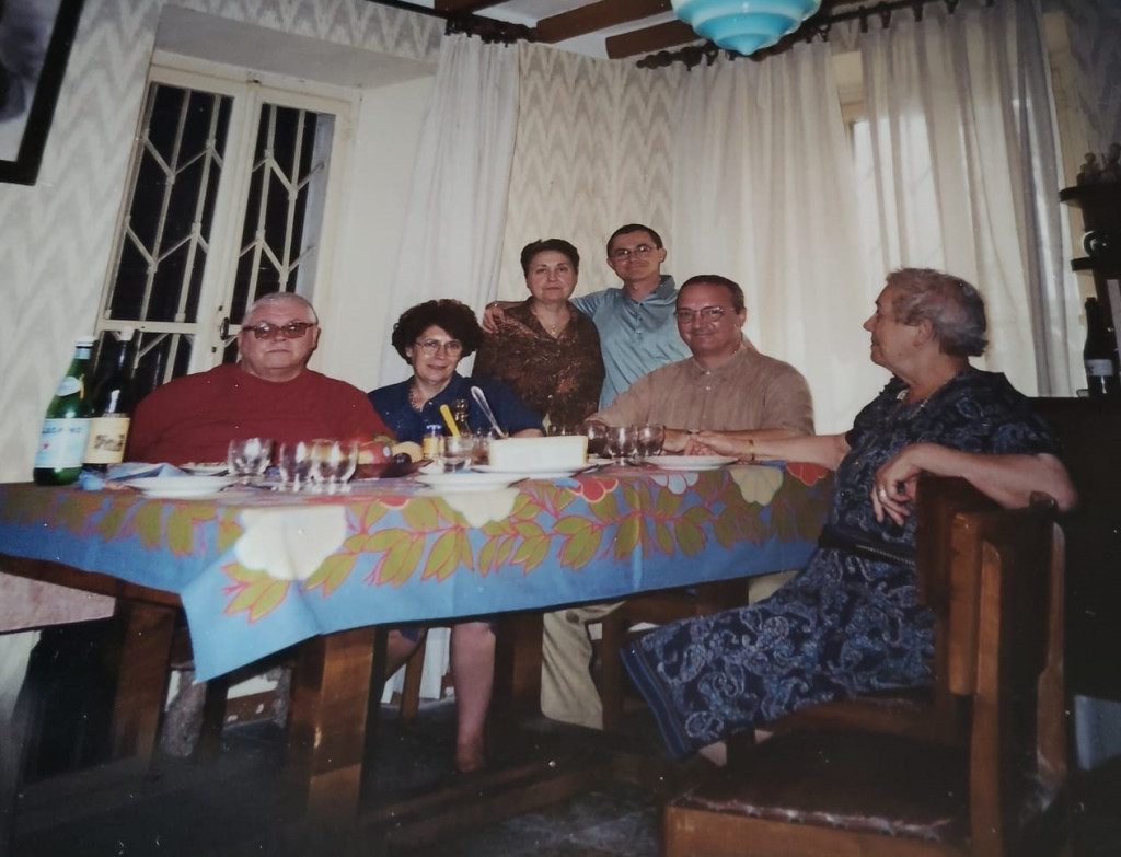 Pranzo in famiglia per Raffaele Crovi (il primo da sinistra)