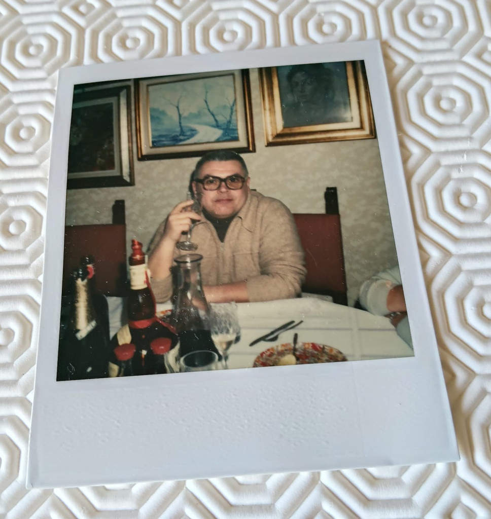 Scatto vintage Polaroid con Raffaele Crovi in occasione di un brindisi